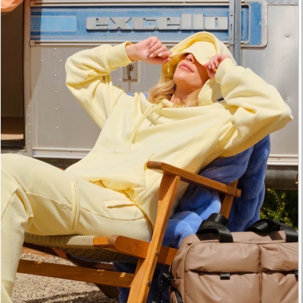 Comfrt Cloud Hoodie Womens Medium Yellow Travel Built-in Eye Mask Oversized